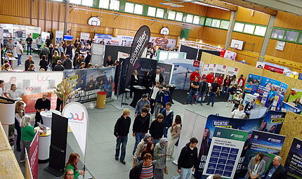 Vor dem offiziellen Beginn sind schon die ersten Besucher auf dem Gelände unterwegs. Vor dem offiziellen Beginn sind schon die ersten Besucher auf dem Gelände unterwegs.
