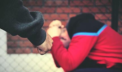 Die beiden jungen Männer griffen die Jugendlichen an und nahmen dann die Fahrräder mit. Die beiden jungen Männer griffen die Jugendlichen an und nahmen dann die Fahrräder mit.