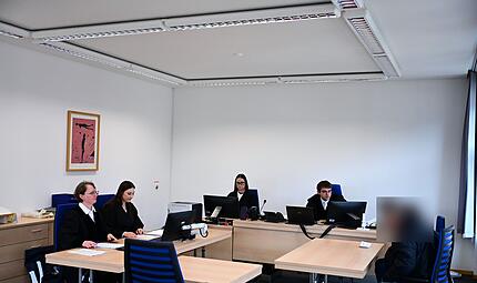 Amtsgericht Bamberg Gefälschte Rezepte Medikamente Telegram Ein Blick in den kleinen Gerichtssaal im dritten Stock mit Strafrichter Jonathan Maier