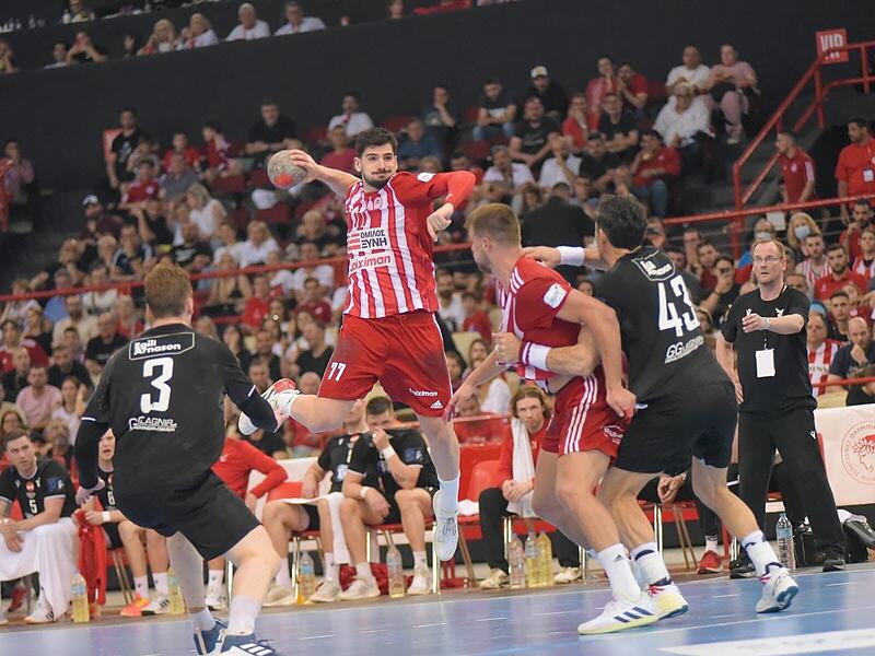 Savvas Savvas geht aktuell für Olympiakos Piräus auf Torejagd. Savvas Savvas geht aktuell für Olympiakos Piräus auf Torejagd.