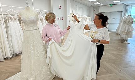 Murk Fließende Stoffe und klare Schnitte: Storeleiterin Sabine Schmidt (links) und Modeberaterin Bianca Brendel sind Fachfrauen für Brautmode beim Bekleidungshaus Murk.