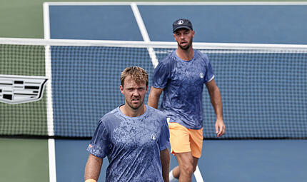 Der Coburger Kevin Krawietz (vorne) und Tim Pütz mussten hart für den Einzug in die zweite Runde der US Open kämpfen. Der Coburger Kevin Krawietz (vorne) und Tim Pütz mussten hart für den Einzug in die zweite Runde der US Open kämpfen.