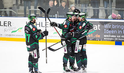 Jubel in Höchstadt: Überraschend schlagen die Alligators den Favoriten Tölzer Löwen. Jubel in Höchstadt: Überraschend schlagen die Alligators den Favoriten Tölzer Löwen.