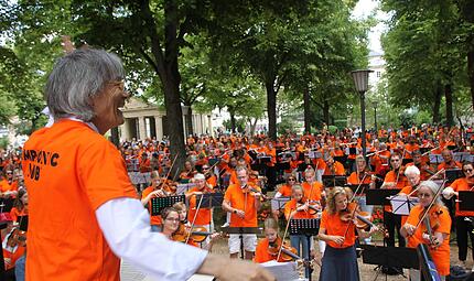 2023 dirigierte Kent Nagano die rund 600 Musikerinnen und Musiker im Bad Kissinger Kurgarten dirigiert. 2023 dirigierte Kent Nagano die rund 600 Musikerinnen und Musiker im Bad Kissinger Kurgarten dirigiert.