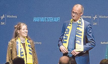 Schülerin Amy Kirchhoff nahm den Kanzler ins Gebet. Schülerin Amy Kirchhoff nahm den Kanzler ins Gebet.