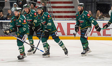 Höchstadt Alligators in Stuttgart vor Konti-Problem Alexander Malinowski (Mitte) durfte gegen Lindau spielen, fehlte in Passau. Am zweiten Oberliga-Wochenende könnte es für den Alligators-Stürmer wieder so laufen.