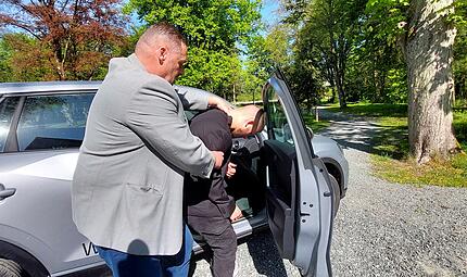 Stefan Schleicher zeigt, wie man eine Zielperson schützt Stefan Schleicher zeigt, wie man eine Zielperson schützt