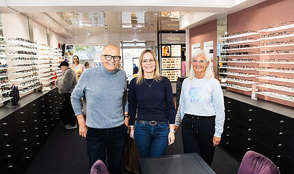 Optik Kastner Werner Lamprecht, Corinna Lamprecht und Ute Adam-Lamprecht im Geschäft am Gabelmann. Optik Kastner, am Gabelmann in Bamberg gelegen, gibt es seit 130 Jahren.