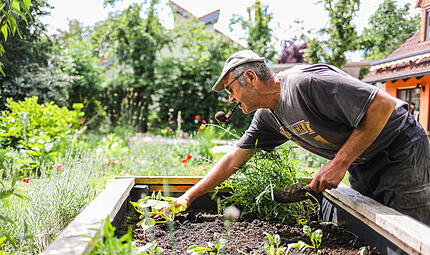 Garten Nummer vier ist großzügig in der Fläche und sooo gemütlich: Klaus Will (Foto) und seine Frau Christine Wolfschmitt-Will haben ihr eigenes Gartenidyll geschaffen.Tag der offenen Gartentür 2026 Garten Nummer vier ist großzügig in der Fläche und sooo gemütlich: Klaus Will (Foto) und seine Frau Christine Wolfschmitt-Will haben ihr eigenes Gartenidyll geschaffen.