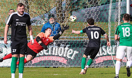 Neukenroths Keeper Leon Wolf hat die Ecke beim Elfmeter von Noah Schorn erahnt, kommt aber nicht mehr an den Ball. Rico Nassel macht es wie BVB-Trainer Niko Kovac am Samstag, genießt, ohne hinzusehen.