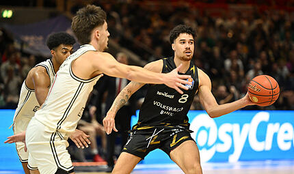 Joshua Obiesie (mit Ball) im Braunschweiger Trikot im Duell gegen Zach Ensminger. Letzteren wird Obiesie in Bamberg ersetzen. Joshua Obiesie (mit Ball) im Braunschweiger Trikot im Duell gegen Zach Ensminger. Letzteren wird Obiesie in Bamberg ersetzen.