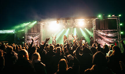 1. Eulenrock Festival in WannbachForchheim & Fränkische Schweiz Hunderte Metal-Fans sind sich einig: Das 1. Eulenrock Festival in Wannbach im Landkreis Forchheim war ein voller Erfolg. Wegen den Bands (wie hier Cherokee) und der tollen Atmosphäre. Bei uns gibt's die XXL-Bildergalerie.
