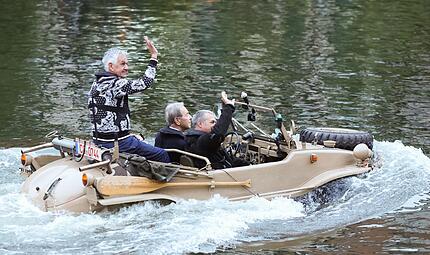 Michael Stoschek am Steuer seines Amphibienfahrzeuges bei der Sandkerwa Bamberg 2026, hinten Bauunternehmer Peter Klappan. Michael Stoschek am Steuer seines Amphibienfahrzeuges bei der Sandkerwa Bamberg 2026, hinten Bauunternehmer Peter Klappan.