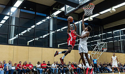 Athletik pur: Baskets-Guard Mylik Wilson attackiert gegen den Ulmer Meissa Faye den Korb. Athletik pur: Baskets-Guard Mylik Wilson attackiert gegen den Ulmer Meissa Faye den Korb.