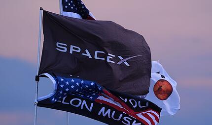 Flaggen: SpaceX, Elon Musk Flaggen: SpaceX, Elon Musk