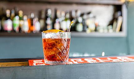 Klassischer Negroni: 3 cl Gin (zum Beispiel Bombay Saphire Gin), 3 cl italienischer Bitterlikör (Campari), 3 cl roter Wermut (Cinzano Rosso): Eiswürfel und ein Stück Orangenschale Einfach Gin, roten Wermut und den Bitter-Aperitif Campari in einem ... Klassischer Negroni: 3 cl Gin (zum Beispiel Bombay Saphire Gin), 3 cl italienischer Bitterlikör (Campari), 3 cl roter Wermut (Cinzano Rosso): Eiswürfel und ein Stück Orangenschale Einfach Gin, roten Wermut und den Bitter-Aperitif Campari in einem ...