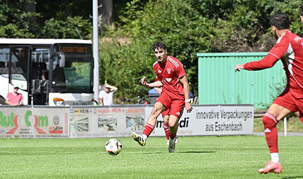 „Youngster“ Tan Düzgün hat sich in den vergangenen Wochen in der Mönchrödener Startelf festgespielt. „Youngster“ Tan Düzgün hat sich in den vergangenen Wochen in der Mönchrödener Startelf festgespielt.
