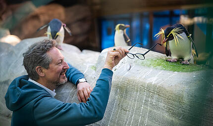 Eckart von Hirschhausen und ein Pingiun Eckart von Hirschhausen und ein Pingiun