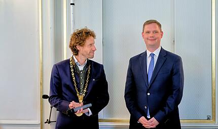 Aus Rivalen werden Partner: Zweiter Bürgermeister Jonas Glüsenkamp (r.) sagte dem neuen Oberbürgermeister Sebastian Niedermaier seine volle Unterstützung zu. Aus Rivalen werden Partner: Zweiter Bürgermeister Jonas Glüsenkamp (r.) sagte dem neuen Oberbürgermeister Sebastian Niedermaier seine volle Unterstützung zu.