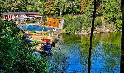 Idyllische Lage mit Waldkulisse: das Naturfelsenbad Goldbergsee.Monika Limmer Idyllische Lage mit Waldkulisse: das Naturfelsenbad Goldbergsee.Monika Limmer