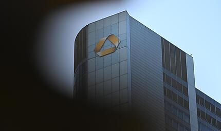 Das Logo der Bank hängt am Commerzbank-Tower in Frankfurt. Jetzt will die italienische Unicredit das deutsche Geldinstitut schlucken. Das Logo der Bank hängt am Commerzbank-Tower in Frankfurt. Jetzt will die italienische Unicredit das deutsche Geldinstitut schlucken.