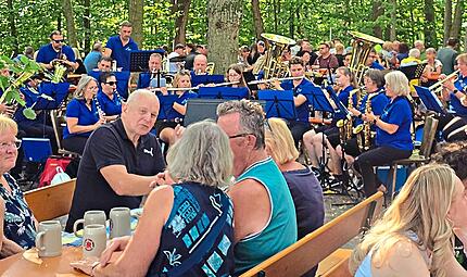Brotzeit, Bier und im Hintergrund die Adelsdorfer Musikanten auf dem Keller in Lauf. Brotzeit, Bier und im Hintergrund die Adelsdorfer Musikanten auf dem Keller in Lauf.
