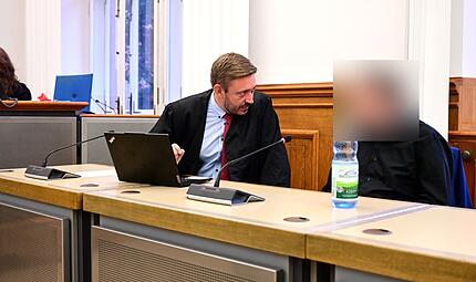 Landgericht Bamberg Brandstiftung Haßberge Feuerwehrmann Eyrichshof Rechtsanwalt Maximilian Glabasnia aus Bamberg und der Beschuldigte während des Prozesses.