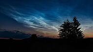 Dieses Bild zeigt leuchtende Nachtwolken vor zwei Jahren während der Mitternachtsdämmerung in der Rhön. Sie haben die typisch schleierartige Form. Dieses Bild zeigt leuchtende Nachtwolken vor zwei Jahren während der Mitternachtsdämmerung in der Rhön. Sie haben die typisch schleierartige Form.