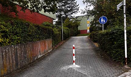 Pfosten in der Hohenlohestraße Bamberg Der Pfosten in der Hohenlohestraße war nur einige Tage vor Ort und wurde nun wieder abgebaut. Trotzdem muss nun eine Lösung für die Anwohner gefunden werden, weil es unterschiedliche Nutzungsbedürfnisse für den Weg gibt.