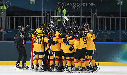 Die deutschen Eishockey-Frauen stehen im Viertelfinale. Mit einer Medaille wird es trotz vieler Bemühungen nichts werden. Die deutschen Eishockey-Frauen stehen im Viertelfinale. Mit einer Medaille wird es trotz vieler Bemühungen nichts werden.