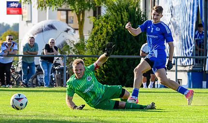 Hammerbacher SV bezwingt den ATSV Forchheim Die Entscheidung: Christopher Reck überwindet in dieser Szene Torhüter Luis Mechler und sorgt für den 2:0-Sieg des Hammerbacher SV gegen ATSV Forchheim.