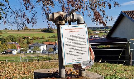 Die Wasserentnahmestelle in Waldfenster ist weiterhin gesperrt. In mehreren Bürgerversammlungen wurde zuletzt über eine mögliche Wiederöffnung und die dafür notwendigen Genehmigungen diskutiert. Die Wasserentnahmestelle in Waldfenster ist weiterhin gesperrt. In mehreren Bürgerversammlungen wurde zuletzt über eine mögliche Wiederöffnung und die dafür notwendigen Genehmigungen diskutiert.