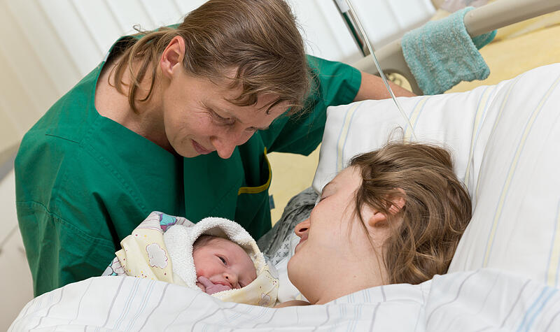 Mutterglück Hebamme, Mutter und Kind nach der Geburt: Dieses Bild wird 2027 in Lichtenfels nicht mehr möglich sein.