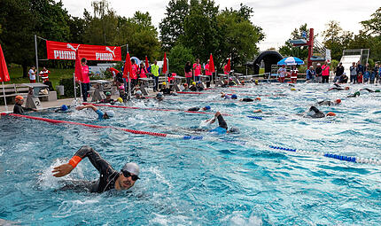 Triathlon Höchstadt: Wetter und Wasser passen Bei 21 Grad Wassertemperatur warteten im Schwimmbecken angenehme Bedingungen.