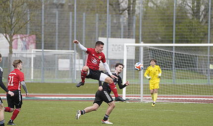 Der eingewechselte Buttenheimer Spielertrainer Patrick Hutzler leitet den Ball im Mittelfeld artistisch weiter. Der eingewechselte Buttenheimer Spielertrainer Patrick Hutzler leitet den Ball im Mittelfeld artistisch weiter.