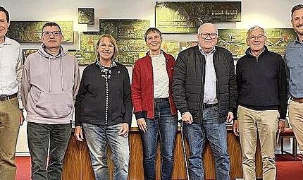 Begrüßung im Rathaus (v.l.): Philippe Rouault (Stadtrat Pacé), Alain Chaize (Stadtrat Pacé), Elisabeth Koy (1. Vorsitzende Verein Le Pont pour Pacé), Friederike Seeger (2. Vorsitzende), Paul Kerdraon (Altbürgermeister Pacé), Michel Garnier (Stadtr... Begrüßung im Rathaus (v.l.): Philippe Rouault (Stadtrat Pacé), Alain Chaize (Stadtrat Pacé), Elisabeth Koy (1. Vorsitzende Verein Le Pont pour Pacé), Friederike Seeger (2. Vorsitzende), Paul Kerdraon (Altbürgermeister Pacé), Michel Garnier (Stadtr...