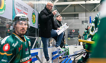 Höchstadt Alligators brauchen Tore in Heilbronn Nur ein Tor schoss Höchstadt in den vergangenen zwei Oberligaspielen. Morgan Persson (Mitte) hat entsprechend viel zu tun.
