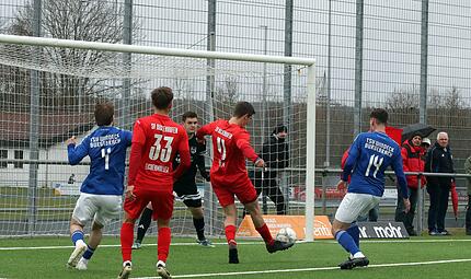Freistehend vor dem Burgebracher Tor kommt der Buckenhofener Julian Friedhelm zum Schuss, doch Torwart Jakob Voran hält den Ball. Freistehend vor dem Burgebracher Tor kommt der Buckenhofener Julian Friedhelm zum Schuss, doch Torwart Jakob Voran hält den Ball.