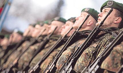 Deutsche Soldaten in Reih und Glied: Das stößt in Frankreich und Polen noch immer auf Bedenken. Vor allem, wenn nun massiv aufgerüstet wird. Deutsche Soldaten in Reih und Glied: Das stößt in Frankreich und Polen noch immer auf Bedenken. Vor allem, wenn nun massiv aufgerüstet wird.