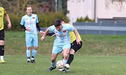Der zweifache Gädheimer Torschütze Janis Kamm im Zweikampf mit einem Königsberger. Der zweifache Gädheimer Torschütze Janis Kamm im Zweikampf mit einem Königsberger.
