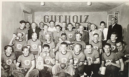 Ein Bild aus den Anfangstagen: 1954 auf der Kegelbahn in der Brauerei Göller. Rechts im schwarzen Anzug: Vorsitzender Otto Bessler. Ein Bild aus den Anfangstagen: 1954 auf der Kegelbahn in der Brauerei Göller. Rechts im schwarzen Anzug: Vorsitzender Otto Bessler.