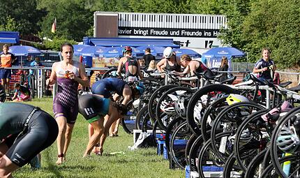 Vom Schwimmen kommend ging es in der Wechselzone auf das Fahrrad. Vom Schwimmen kommend ging es in der Wechselzone auf das Fahrrad.