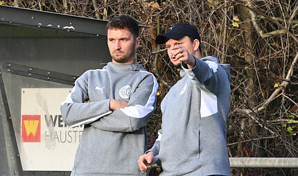 Cheftrainer Jan Gräßel (rechts) und Co-Trainer Jochen Staniszewski im Zwiegespräch an der Seitenlinie. Cheftrainer Jan Gräßel (rechts) und Co-Trainer Jochen Staniszewski im Zwiegespräch an der Seitenlinie.