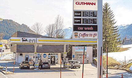 Wenn es um die Debatte über die Benzinpreise in Deutschland geht, schauen Bürger und Politik gerne nach Österreich. Hier zahlen Autofahrer weniger. Im Bild: eine Tankstelle in Schattwald nahe der deutschen Grenze. Wenn es um die Debatte über die Benzinpreise in Deutschland geht, schauen Bürger und Politik gerne nach Österreich. Hier zahlen Autofahrer weniger. Im Bild: eine Tankstelle in Schattwald nahe der deutschen Grenze.