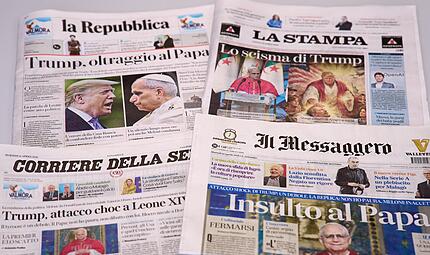 Dieses Bild zeigt die Titelseiten italienischer Zeitungen, die über die Äußerungen von US-Präsident Donald Trump über Papst Leo XIV. berichten. Dieses Bild zeigt die Titelseiten italienischer Zeitungen, die über die Äußerungen von US-Präsident Donald Trump über Papst Leo XIV. berichten.