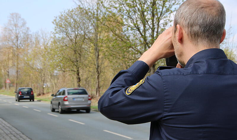 Kulmbacher Polizist, Stefan Zimmermann, kontrolliert im Zuge des Blitzermarathons, wie schnell die Autos am Schwedensteg und am Zebrastreifen unterwegs sind. Kulmbacher Polizist, Stefan Zimmermann, kontrolliert im Zuge des Blitzermarathons, wie schnell die Autos am Schwedensteg und am Zebrastreifen unterwegs sind.