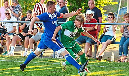 Friesens Ben Volk (r.) im Zweikampf mit dem Mitwitzer Moritz Büttner – heute treffen beide Mannschaften im Pokal aufeinander. Heinrich Weiß Friesens Ben Volk (r.) im Zweikampf mit dem Mitwitzer Moritz Büttner – heute treffen beide Mannschaften im Pokal aufeinander. Heinrich Weiß