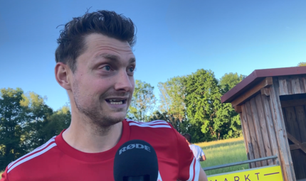 Weißenbrunns Spielertrainer kann es auch nach dem Spielende kaum fassen, was er zuvor auf dem Platz erlebt hat. Weißenbrunns Spielertrainer kann es auch nach dem Spielende kaum fassen, was er zuvor auf dem Platz erlebt hat.