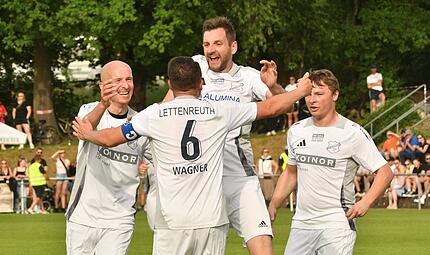 Die SpVgg Lettenreuth bejubelt das Tor des Tages durch Benjamin Stottele im Relegationsspiel gegen Marktgraitz. Die SpVgg Lettenreuth bejubelt das Tor des Tages durch Benjamin Stottele im Relegationsspiel gegen Marktgraitz.