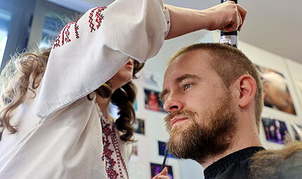 Eric Wehlan Glatze 7 Eric Wehlan lässt sich für eine Produktion am Theater die Haare scheren.